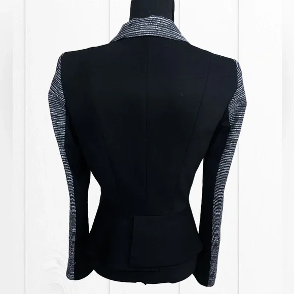 COPY - Tahari Black and White Blazer  size 4. - Picture 2 of 4